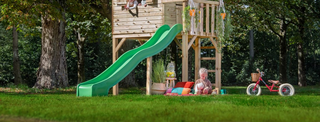 Speelhuisje met glijbaan